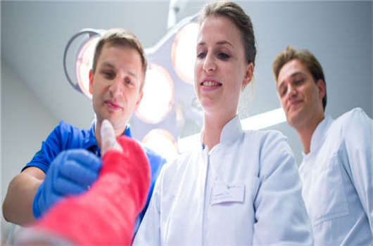 愛手術、愛開藥的德國醫生